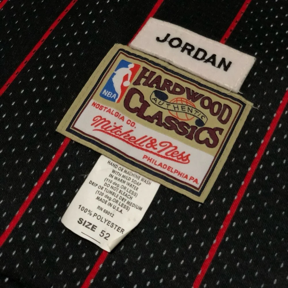 Michael Jordan Chicago Bulls Jersey - Picture 2 of 6